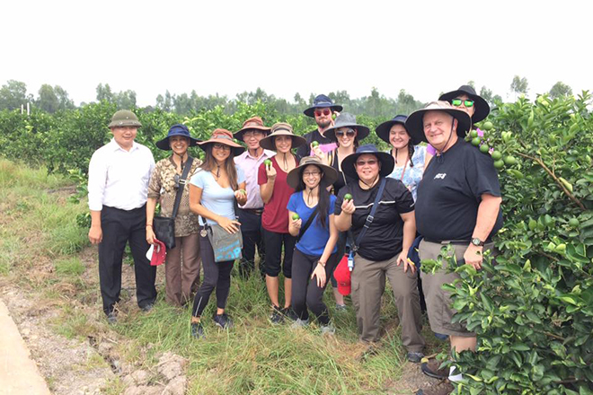 Đại học Chapman, USA tham quan nông trại Chanh Việt