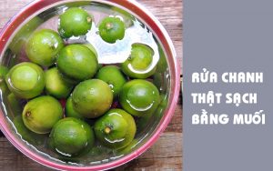 Rửa chanh thật sạch với chanh muối